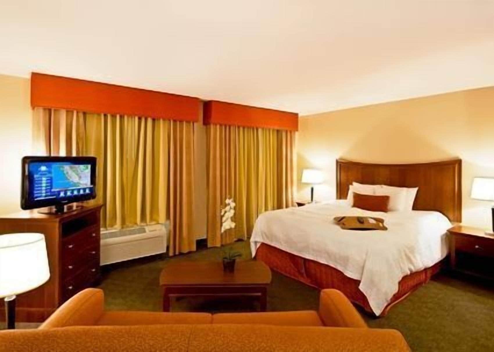 Hampton & 3* Fresno